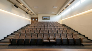 Üniversite amfi mobilya kurulumu